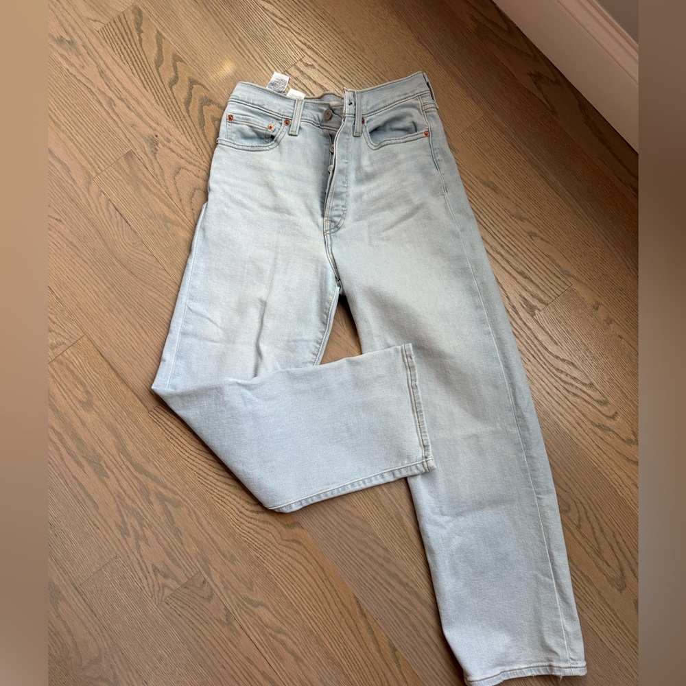EUC Levi’s light wash high-waisted jeans